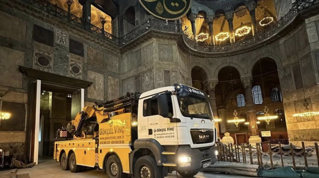 Κωνσταντινούπολη: Αντιδράσεις για τα φορτηγά μέσα στην Αγία Σοφία